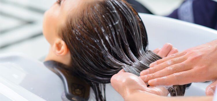 Sık Şampuan Değiştirmek Saç Döker Mi?